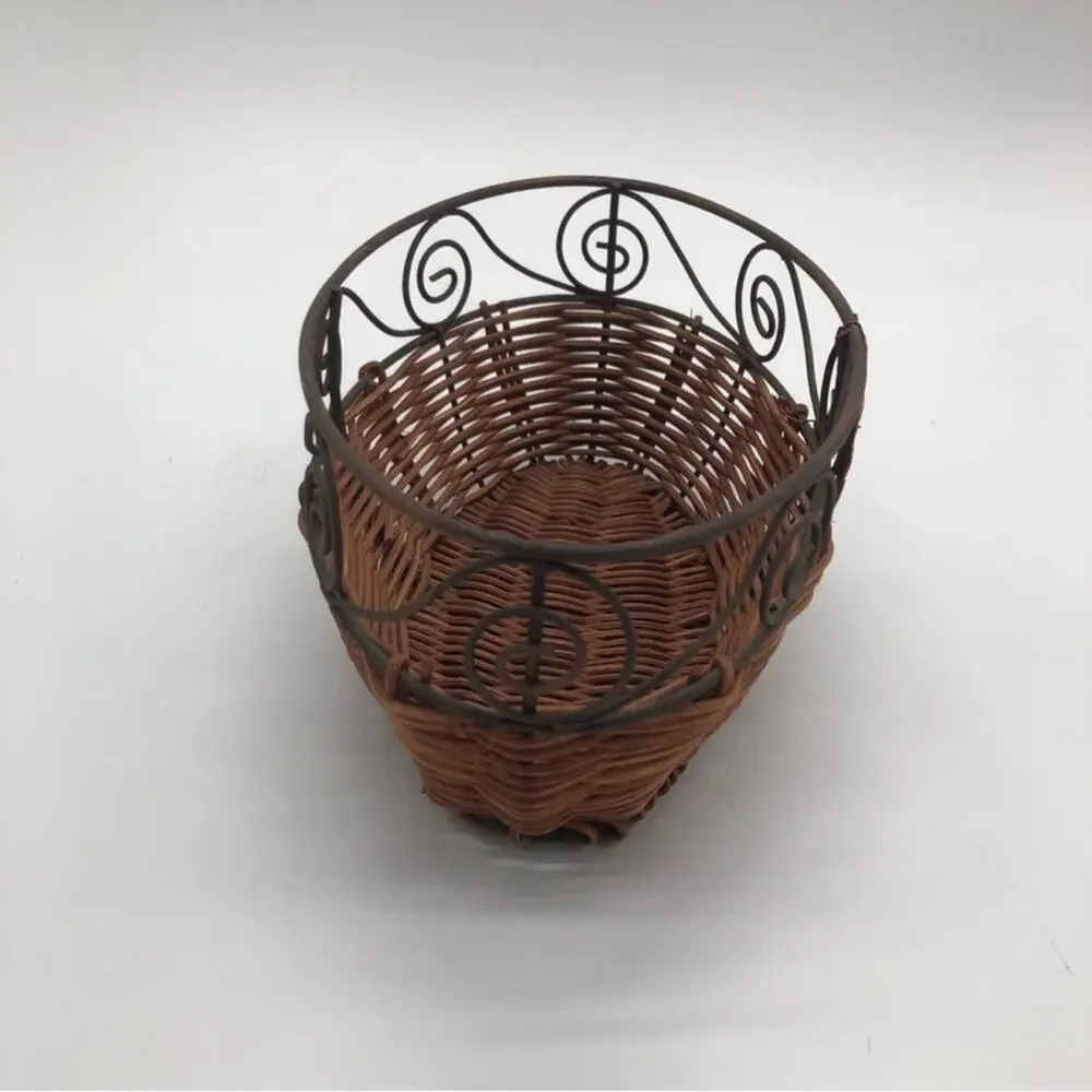 Small Wire and Wicker Basket, Cool Leaf detail. In excellent condition!